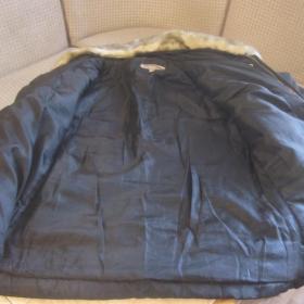 Куртка демисезонно-зимняя, размер 48. Воротник отстегивается.