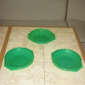 3 пластмассовых тарелки советских времен ( можно использовать для 1-го и 2-го блюда в походах, на пикниках, на даче).  Цена за все 3 шт.