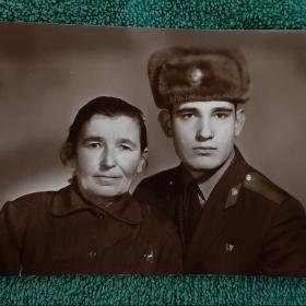 Старое фото. Солдат с матерью.80-е года