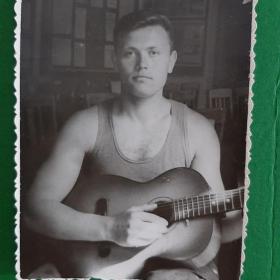 Старое фото с гитарой. Советский быт.1960 год