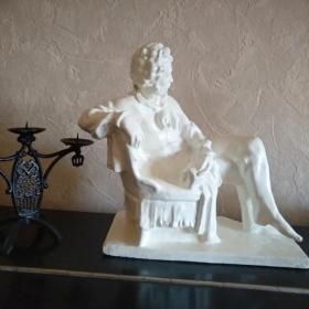 Скульптура, Пушкин на кресле. СССР. Гипс. 25 на 26 см. 