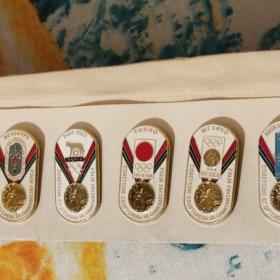 Набор значков. Русский  сувенир, советские спортсмены на олимпийских играх. Полный набор в родной упаковке