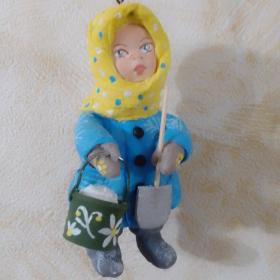Ёлочная ватная игрушка Девочка с лопаткой и ведром. 11 см. Ручная работа