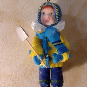Ёлочная ватная игрушка Девочка с лопаткой. Ручная работа. 12 см