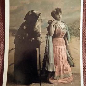 Антикварная открытка "Девушка и старец"