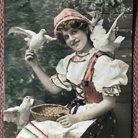 Антикварная открытка "Девушка с голубями" (покрытие блестками)