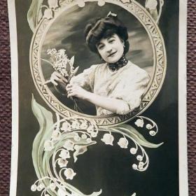 Антикварная открытка "Девушка в ландышах"