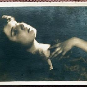 Антикварная открытка "Спящая девушка"