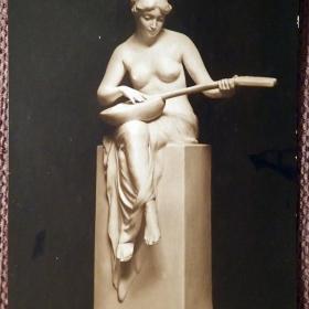 Антикварная открытка "Лютнистка. Девушка с лютней". Скульптура