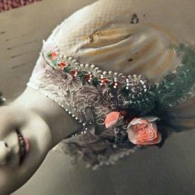 Антикварная открытка "Девушка с жемчугом"