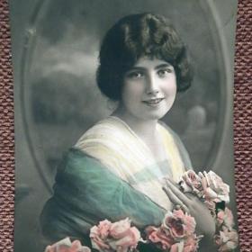 Антикварная открытка "Девушка с розами"