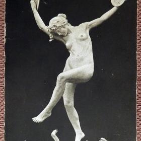 Антикварная открытка "Заклинательница змей". Скульптура