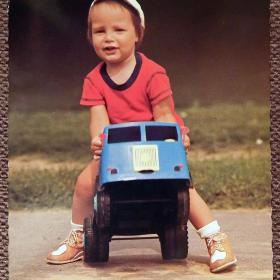 Открытка "Мальчик с машинкой". Венгрия. 1980-е годы