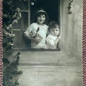 Антикварная открытка "Дети в окне"