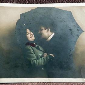 Антикварная открытка "Двое под зонтом"