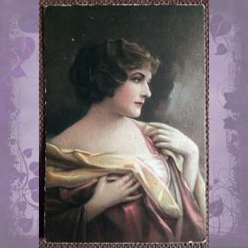 Антикварная открытка "Девушка с обнаженным плечом"