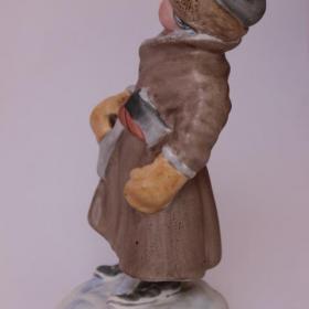 Фарфоровая статуэтка Мужичок с ноготок Песочное