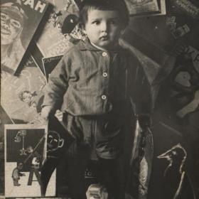 Фотография. Ребёнок на фоне журналов. 30- е годы