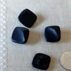 4 черные пуговицы оригинальной формы ,70 е, 1 см