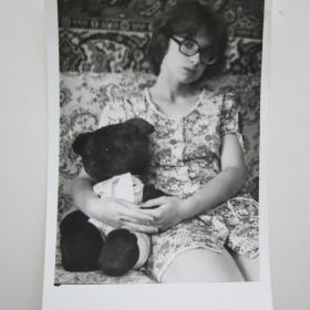 Старое фото девушка с медведем