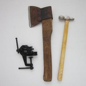 Игрушки СССР для мальчика тиски малогабаритные, молоток, топорик слесарный инструмент