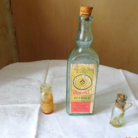 Три старые бутылочки из -под лекарств и специй.