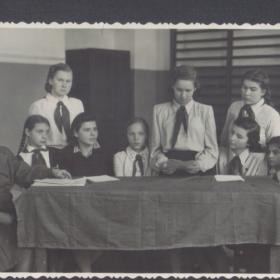 Старая фотография "Совет дружины в ленинградской школе" 1950г