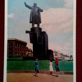 Ленинград. Памятник В. И. Ленину у Финляндского вокзала. 1956 г. Изогиз (М) 