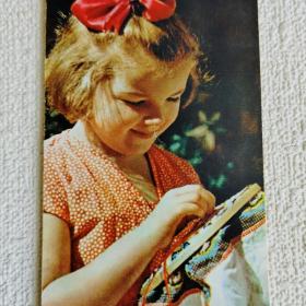 Вышивальщица. Дети на фото. Фотооткрытка. Е. Игнатович. 1969 г. (М)