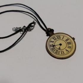 Подвеска, кулон Часы, на шнурке. Желтый металл, глянцевые часы (пленка). Диам. 3 см