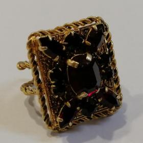 Кольцо, перстень, Чехия 60е гг. Латунь, гранатовое стекло. Р-р каста 2,5 х 2,3 см, безразмерное !