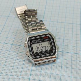 Часы наручные электронные серебристые ремешок браслет корпус металл стекло минеральное будильник