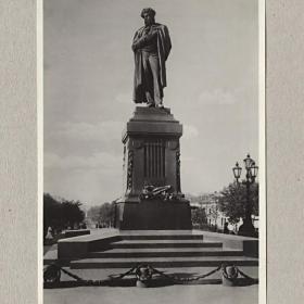 Москва. Памятник А.С. Пушкину. Фото Н. Грановского, 1947 г, чистая
