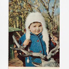 Открытка СССР. Весна. Маршани, 1970, чистая, дети, детство, ребенок, шапка, олень, рога, улыбка