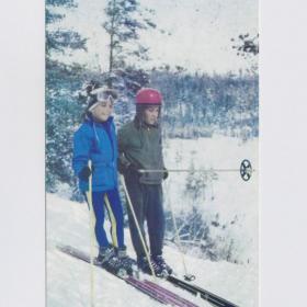 Открытка СССР Юные горнолыжники 1968 Шагин чистая дети детство воспитание спорт лыжи форма шлем