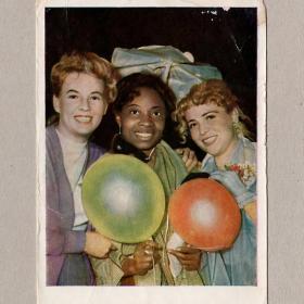 Открытка СССР Дружба Становов 1959 подписана девушки радость воздушный шар народов улыбка расы