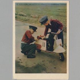 Открытка СССР Кончился бензин 1958 Тюккель чистая соцреализм дети детство форма мотороллер игра