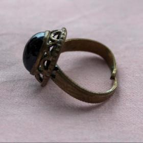 латунное кольцо с гранатом