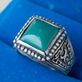 Перстень - кольцо серебро 925 пробы с зелёным камнем. Винтаж