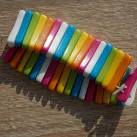 Разноцветный пластиковый браслет