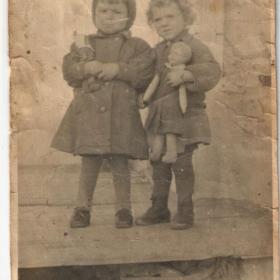 Фото "Девочки с куклой" 50-е годы