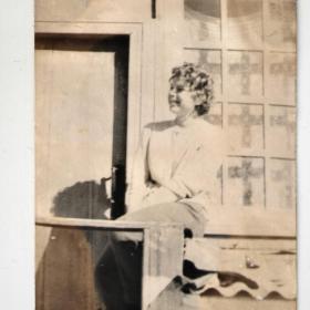 Фото девушки на крыльце дома. 50-е годы.