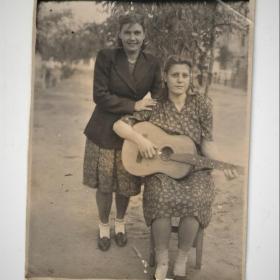 Фото девушек с гитарой. 50-е годы