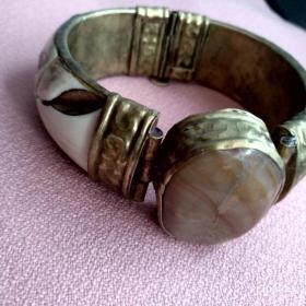 Старинный браслет, натуральная кость, Индия. Вставка натуральный камень..