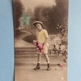 Старинная открытка - Мальчик в шортах с цветами. Нидерланды.