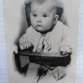 Фото СССР 195х гг ребёнок в детском кресле девочка 8,5х11,5см