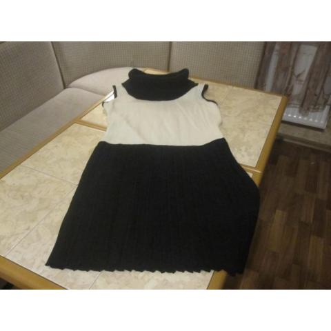 Трикотажное платье ( 30 % шерсть, 70 % акрил) с юбкой плиссе ( стиль 60-х годов), размер 44-46. Состояние хорошее.