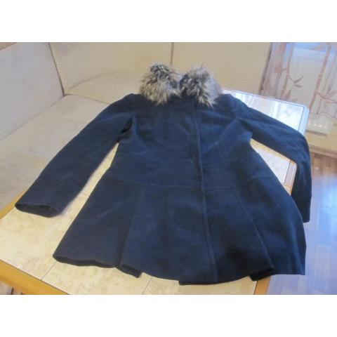 Демисезонное пальто с воротником из натурального меха ( отстегивается). Размер 46