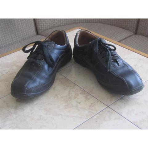 кроссовки из натуральной кожи черного цвета, б/у, размер 40
