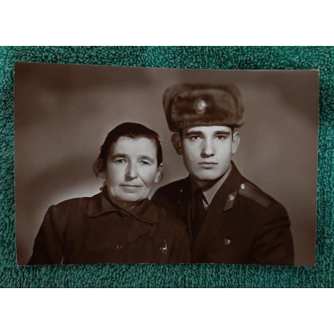 Старое фото. Солдат с матерью.80-е года